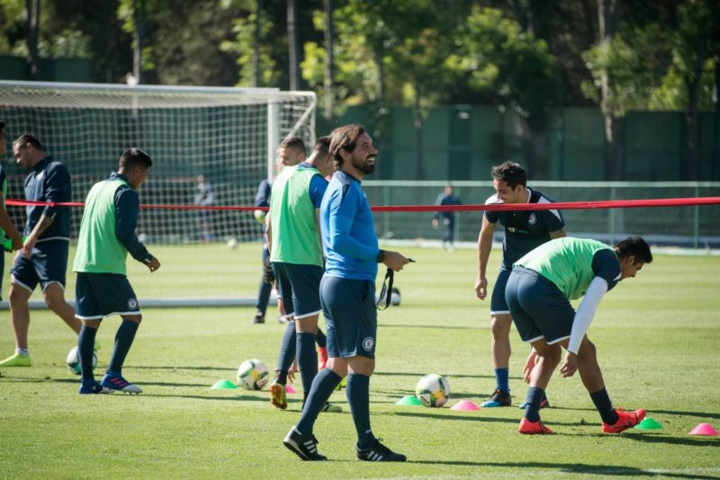 Cruz Azul coach and players at training