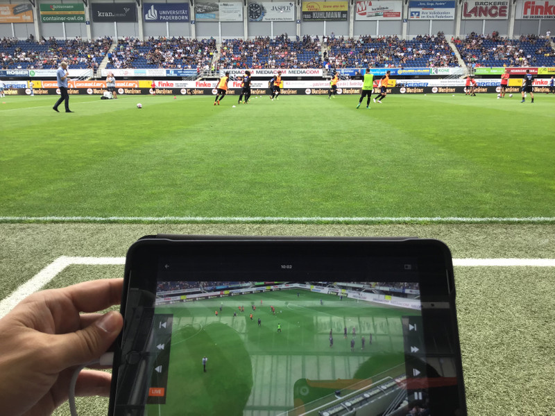 Reproducción en vivo del partido de fútbol en una tableta